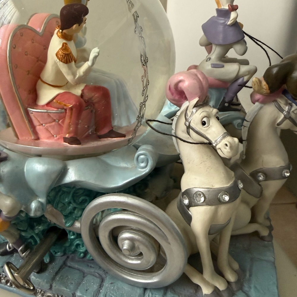 Disney Cinderella 50th Anniversary Carriage Musical Snow Globe - Picture 7 of 8
